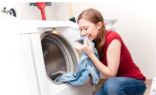 洗（xǐ）衣房員工如何正確的（de）使用工業洗衣機來洗滌布草