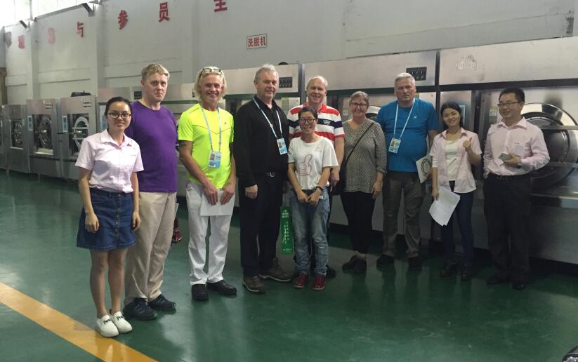 參觀完了工（gōng）廠之後俄羅斯客（kè）戶爽快下單3台工業洗衣機