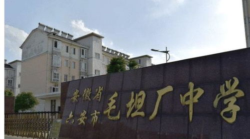 因为家长的行为,毛坦厂中学在围墙上铺上了水管,保安 放学就关水