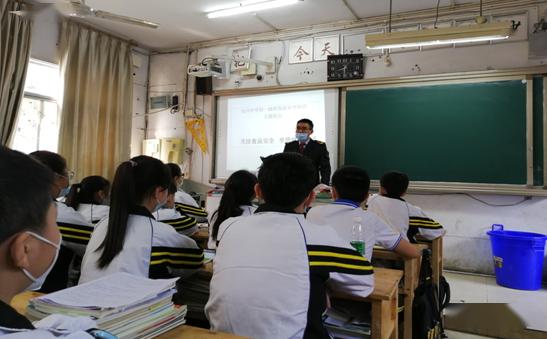 注意 学校周边来了一群人,他们要干嘛