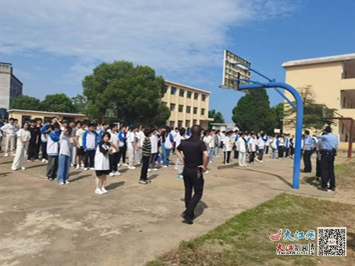 庐山市蓼花中学开展防暴演练 组图